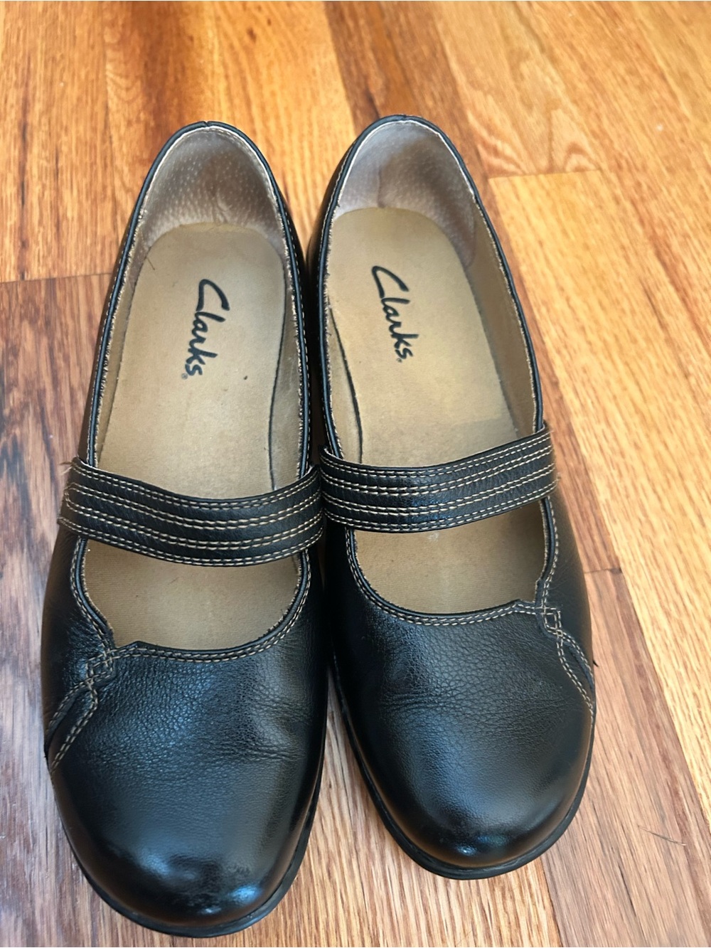 Clarks Black Leather Mary Jane Flats with Contrast Stitching Sz 6.5